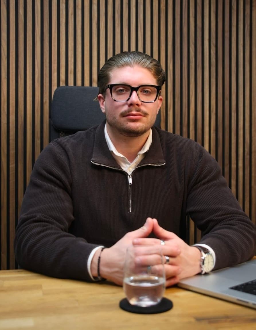 Jacob Wolff, Berater und Inhaber von Wolff Consulting & Partners, an seinem Schreibtisch in Berlin